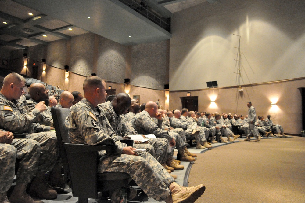 USARPAC CSM talks to 25th ID NCO's