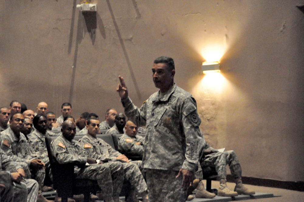 USARPAC CSM talks to 25th ID NCO's