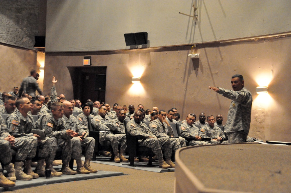 USARPAC CSM talks to 25th ID NCO's