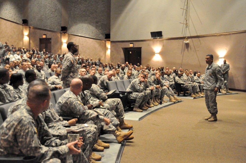 USARPAC CSM talks to 25th ID NCO's