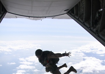 MARSOC Marines soar with 2nd MAW