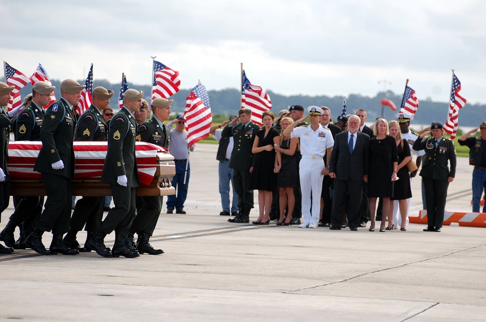 Soldiers carry casket at NAS Jacksonville