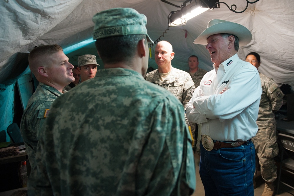 Governor Butch Otter visits Guardsmen