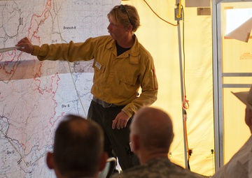 Governor Butch Otter visits Guardsmen