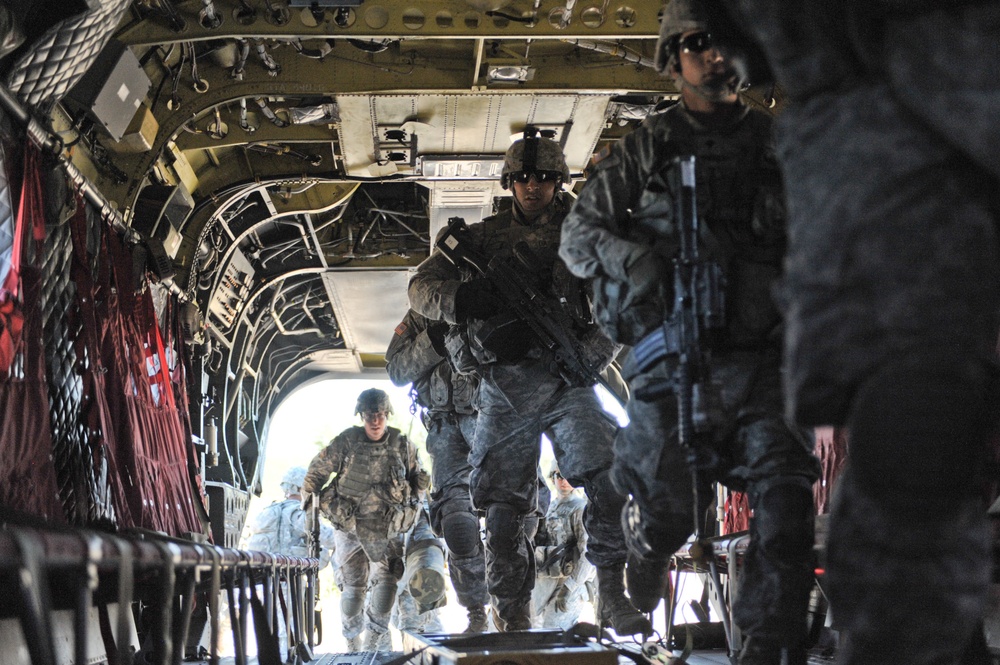 Division West trains Calif. Army National Guard aviators