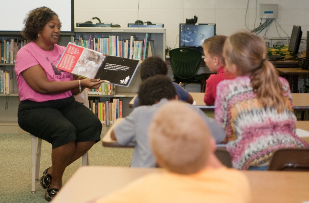 L.I.N.K.S. volunteers read to children at Mokapu Elementary School