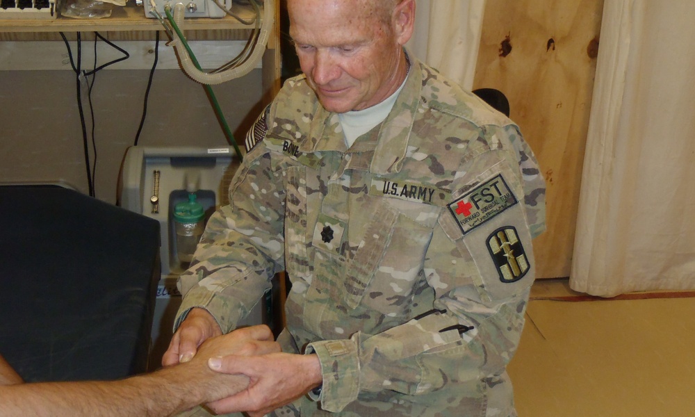 Orthopedic Surgeon Lt. Col. Bone visits HQ, 3rd MDSC