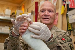 Orthopedic surgeon Lt. Col. Bone visits 3rd MDSC