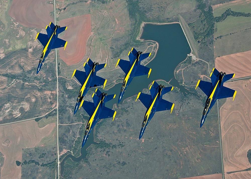 Altus AFB refuels Navy Blue Angels