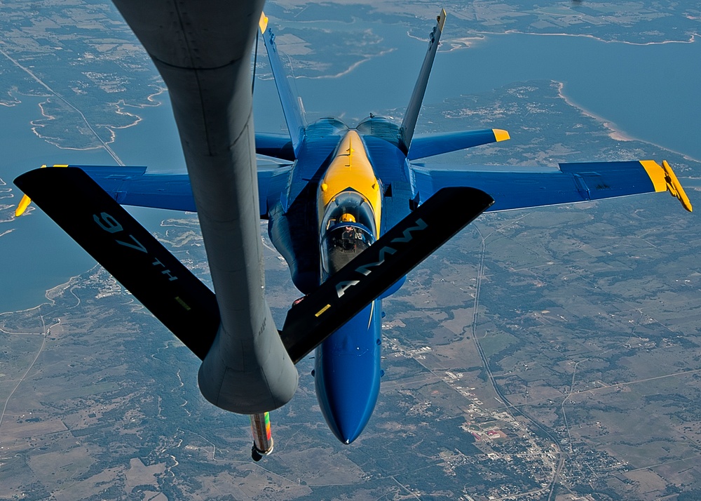 Altus AFB refuels Navy Blue Angels