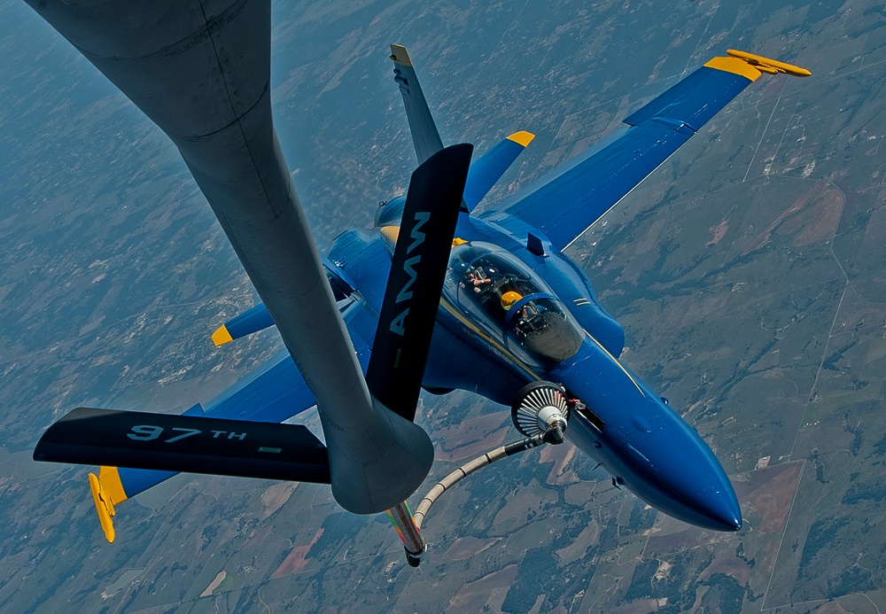 Altus AFB refuels Navy Blue Angels