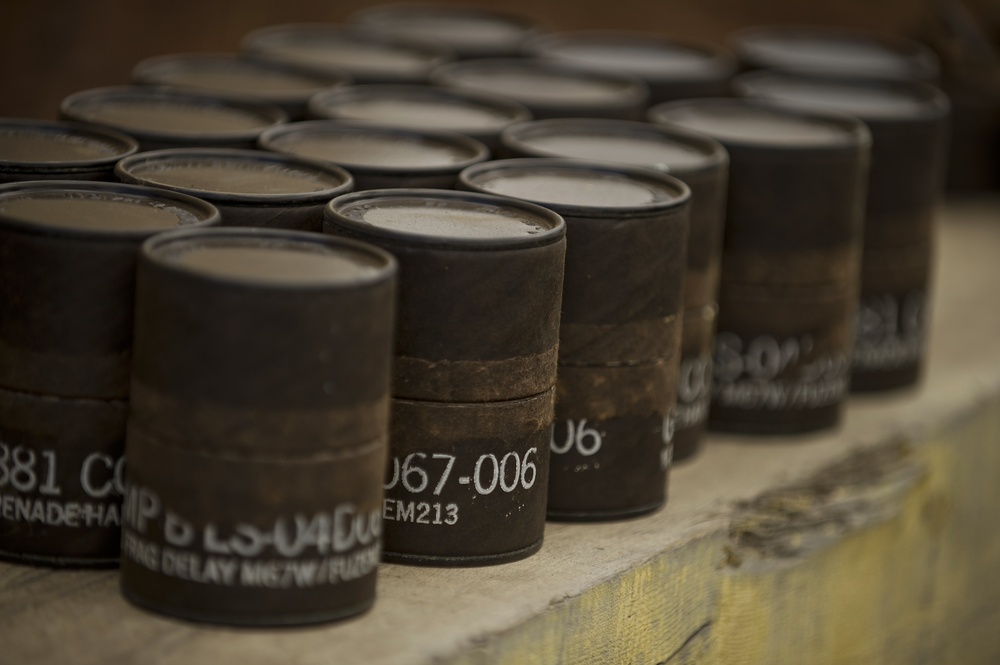 1-21 soldiers train with M67 hand grenades