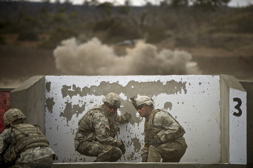 1-21 soldiers train with M67 hand grenades