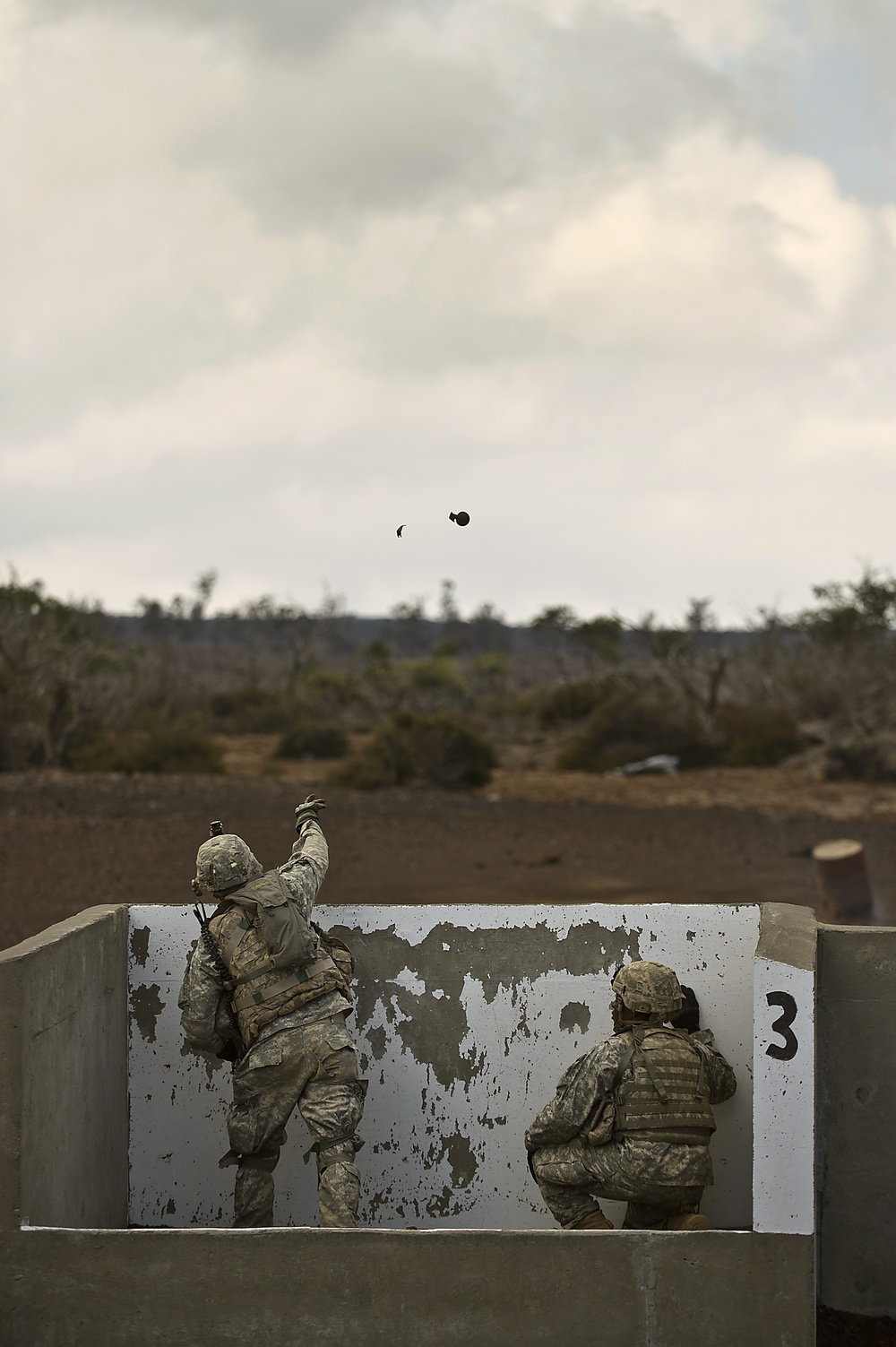 1-21 soldiers train with M67 hand grenades