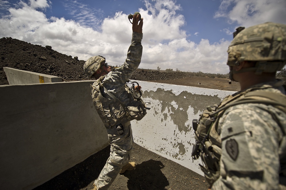 1-21 soldiers train with M67 hand grenades