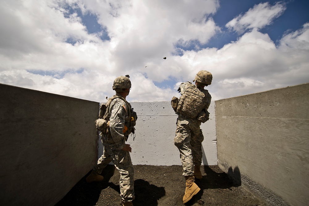 1-21 soldiers train with M67 hand grenades