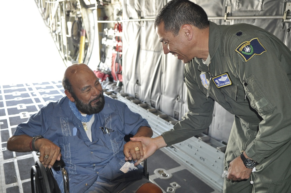 Lt. Col. Caesar Garduno presents MOH Recipient Hernandez with a unit coin