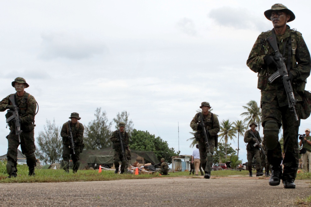 31st MEU, Japanese forces conduct amphibious raid on Guam beac