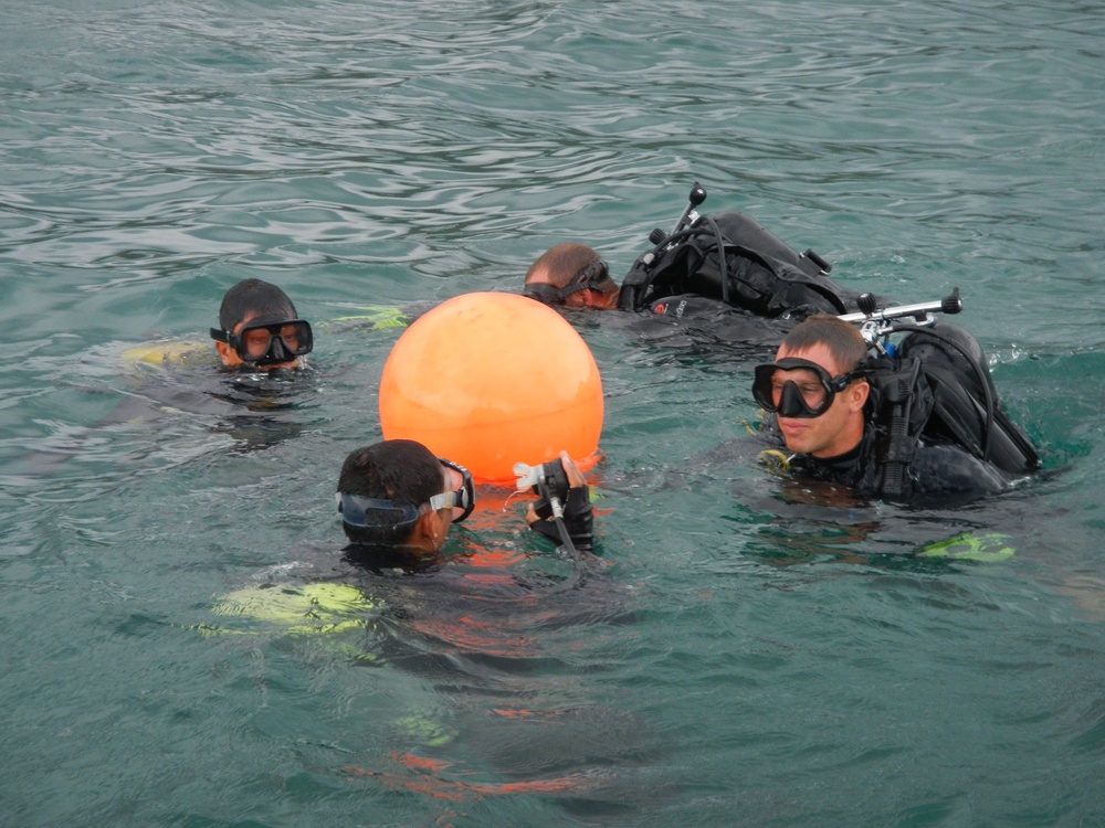 Cooperation Abroad - UCT TWO pairs with Royal Thai Navy Divers