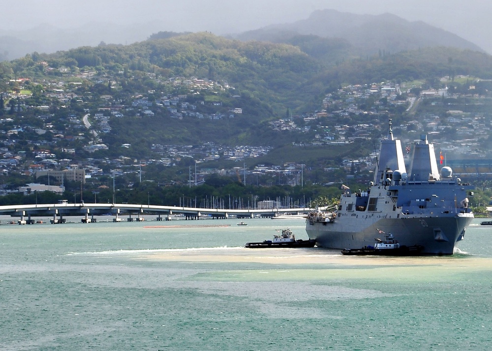 USS Green Bay prepares to moor in Pearl Harbor