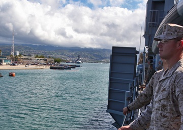 Peleliu Amphibious Ready Group resupplies, relaxes in Hawaii