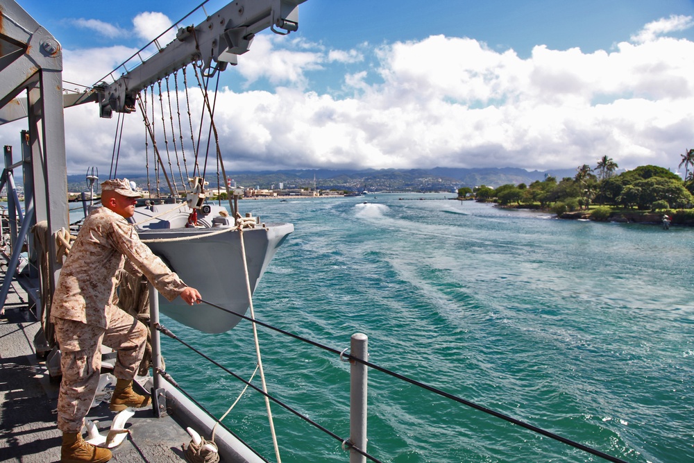 Peleliu Amphibious Ready Group resupplies, relaxes in Hawaii