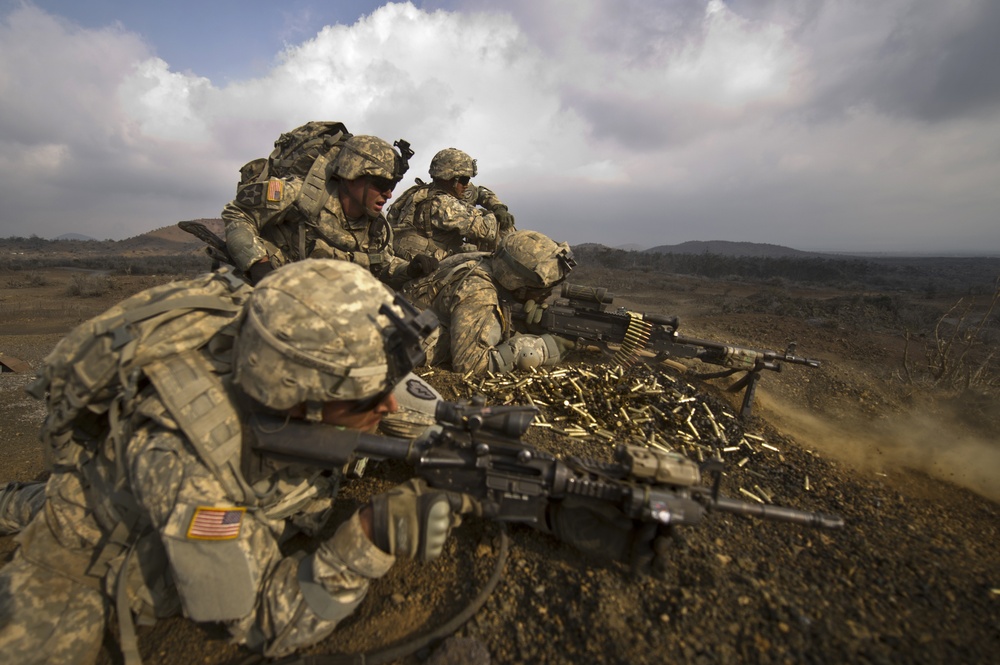 Hawaii's Stryker Brigade soldiers conduct realistic combined live fire exercise