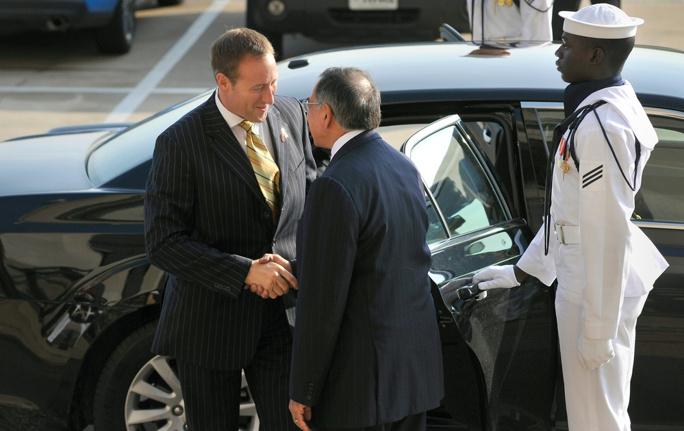Defense secretary meets Canadian defense minister