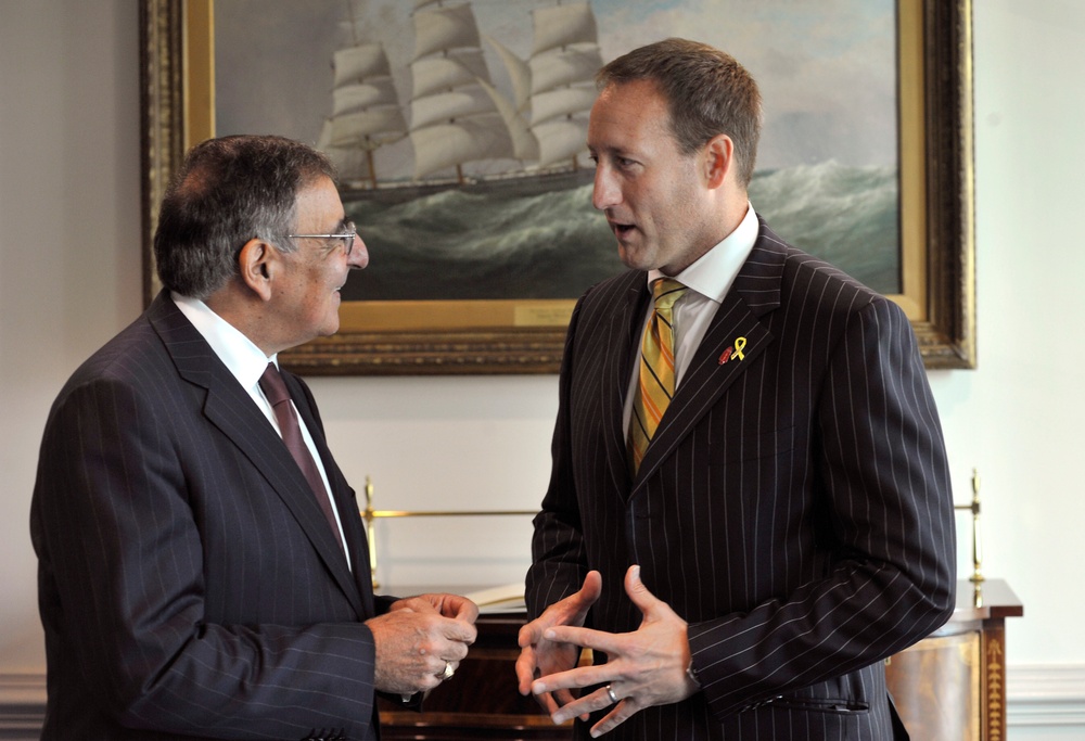 Defense secretary meets Canadian defense minister