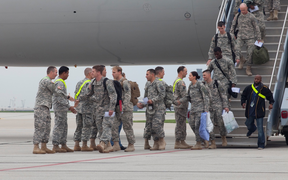 Soldiers return from Kosovo