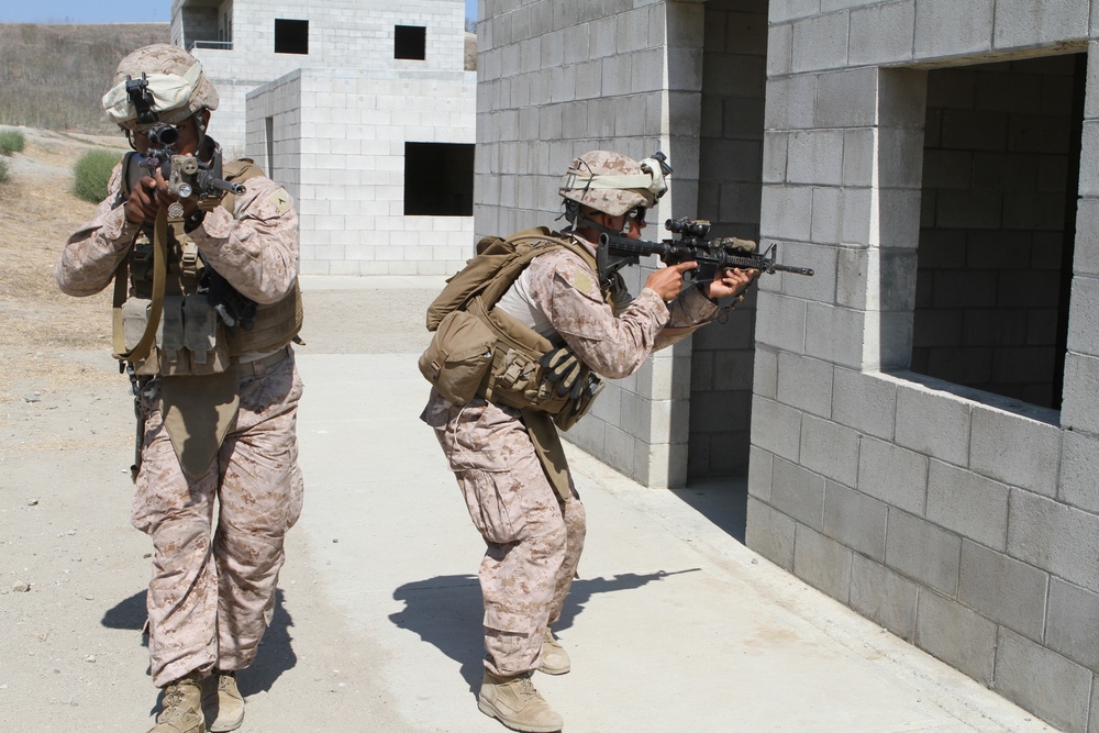 1\4 Marines battle their brothers during MOUT training