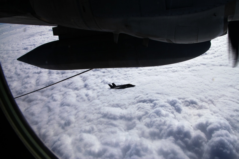 Marine Corps Joint Strike Fighter conducts first aerial refuel
