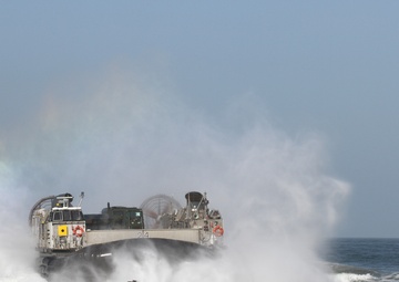 Marines, Navy land on San Francisco’s beach, showcase medical aid abilities