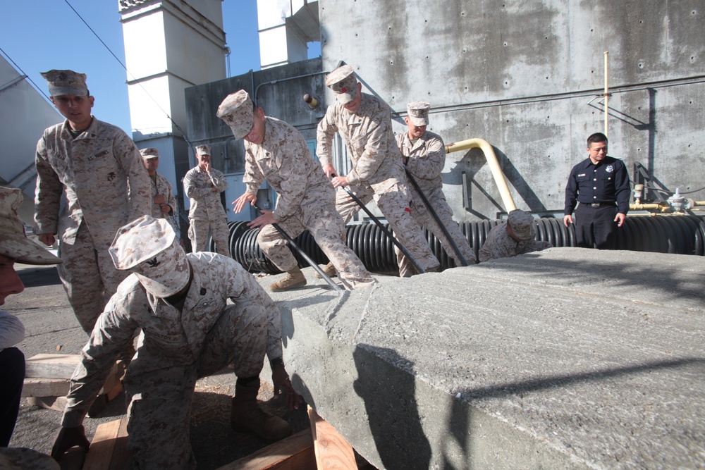 13th MEU Marines, Sailors train to navigate collapsed concrete jungles
