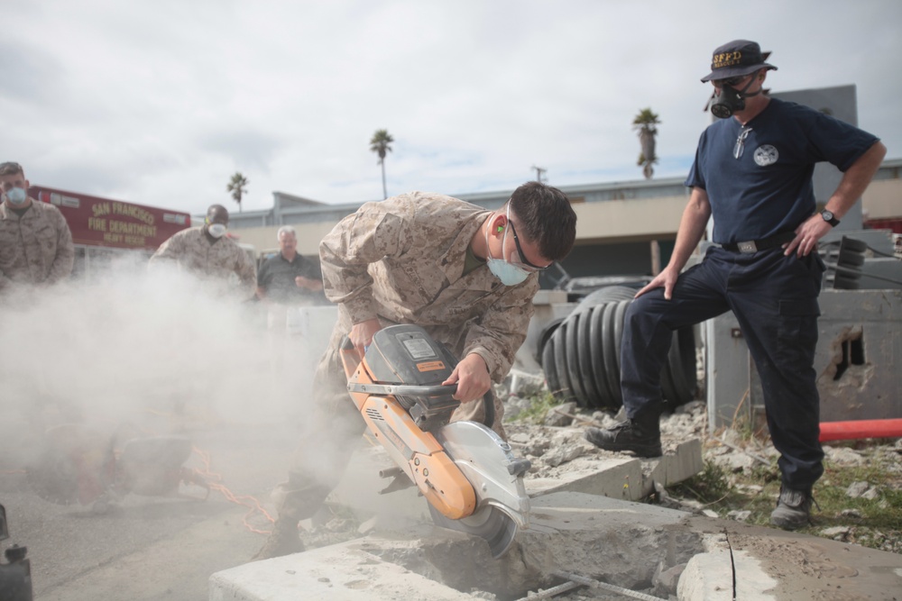 13th MEU Marines, Sailors train to navigate collapsed concrete jungles