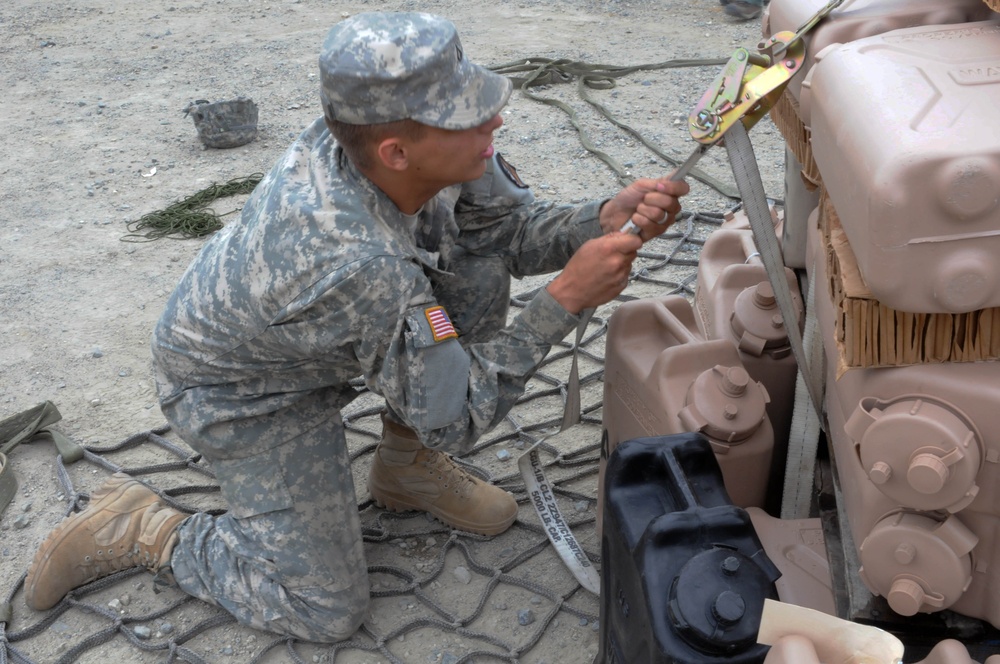 364th QM Company provide support for sling load