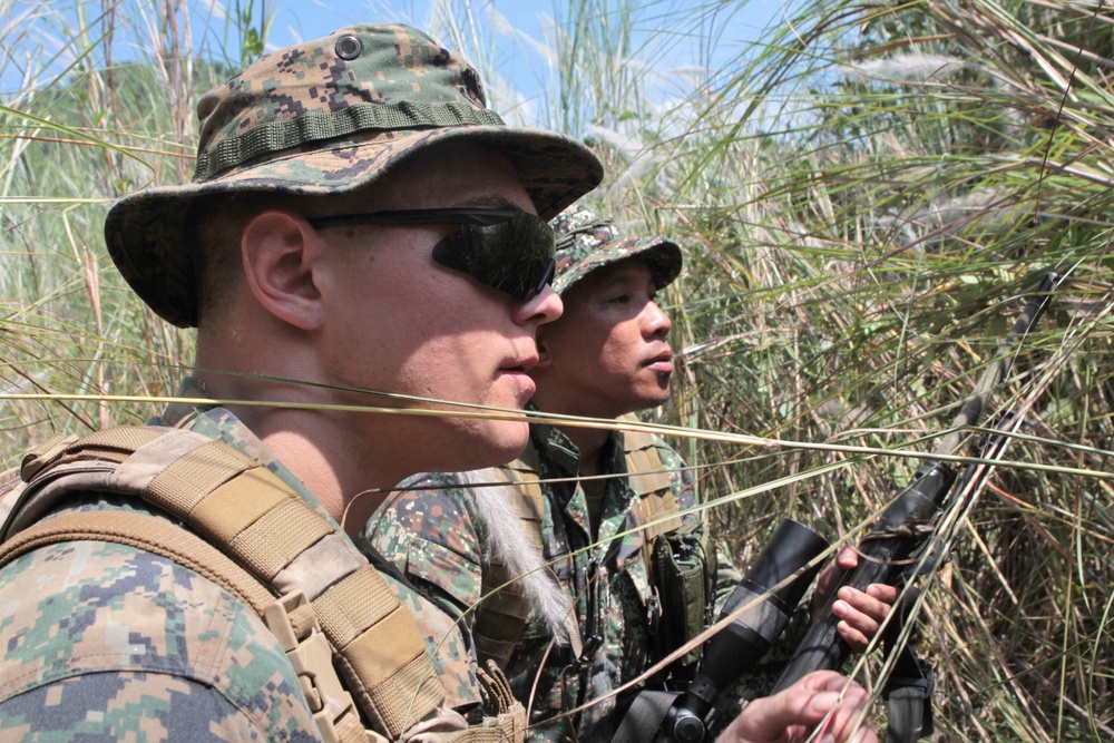 US, Philippine Marines patrol, construct hide sites