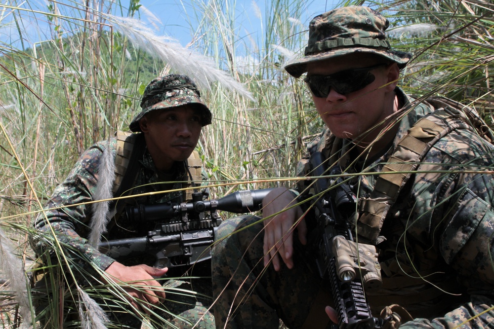 US, Philippine Marines patrol, construct hide sites