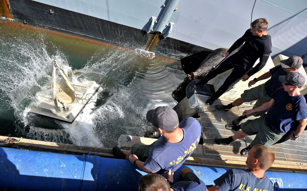 SWRMC divers conduct maintenance on USS Boxer SWRMC divers conduct maintenance on USS Boxer