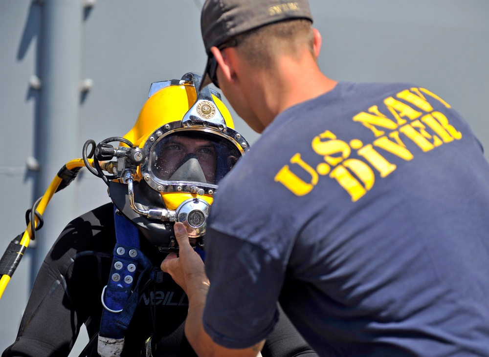 SWRMC divers conduct maintenance on USS Boxer SWRMC divers conduct maintenance on USS Boxer