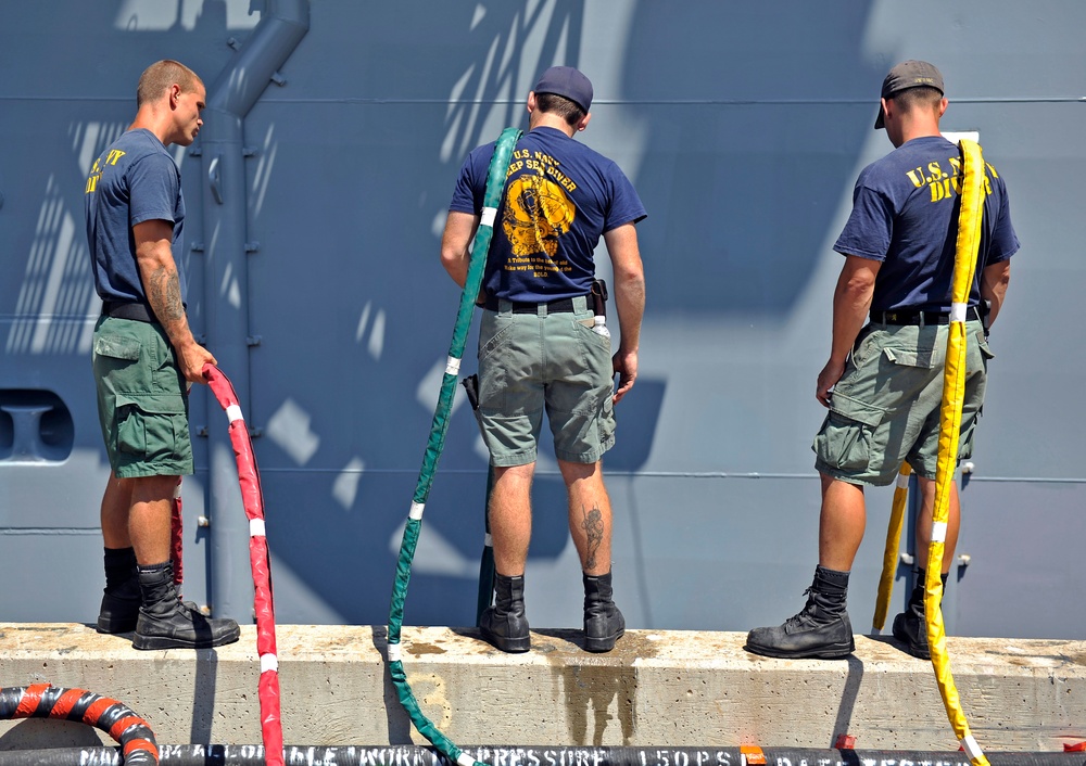 SWRMC divers conduct maintenance on USS Boxer SWRMC divers conduct maintenance on USS Boxer