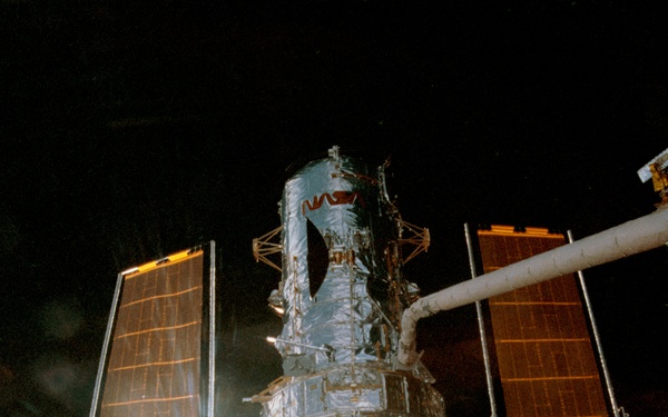 HST, deployment of the telescope by the RMS arm