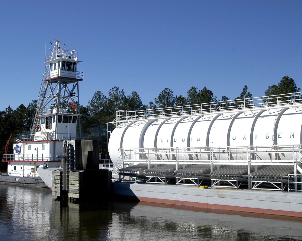 Tug Clermont II moves a LOX-filled barge on the canal