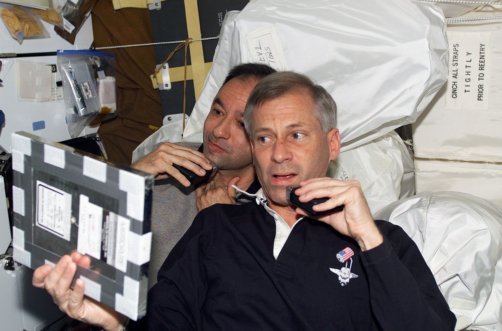 CDR Cockrell and PLT Polansky shave on Atlantis middeck