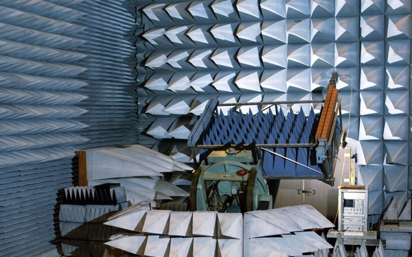 Hydrostar composite waveguide mutual coupling test fixture