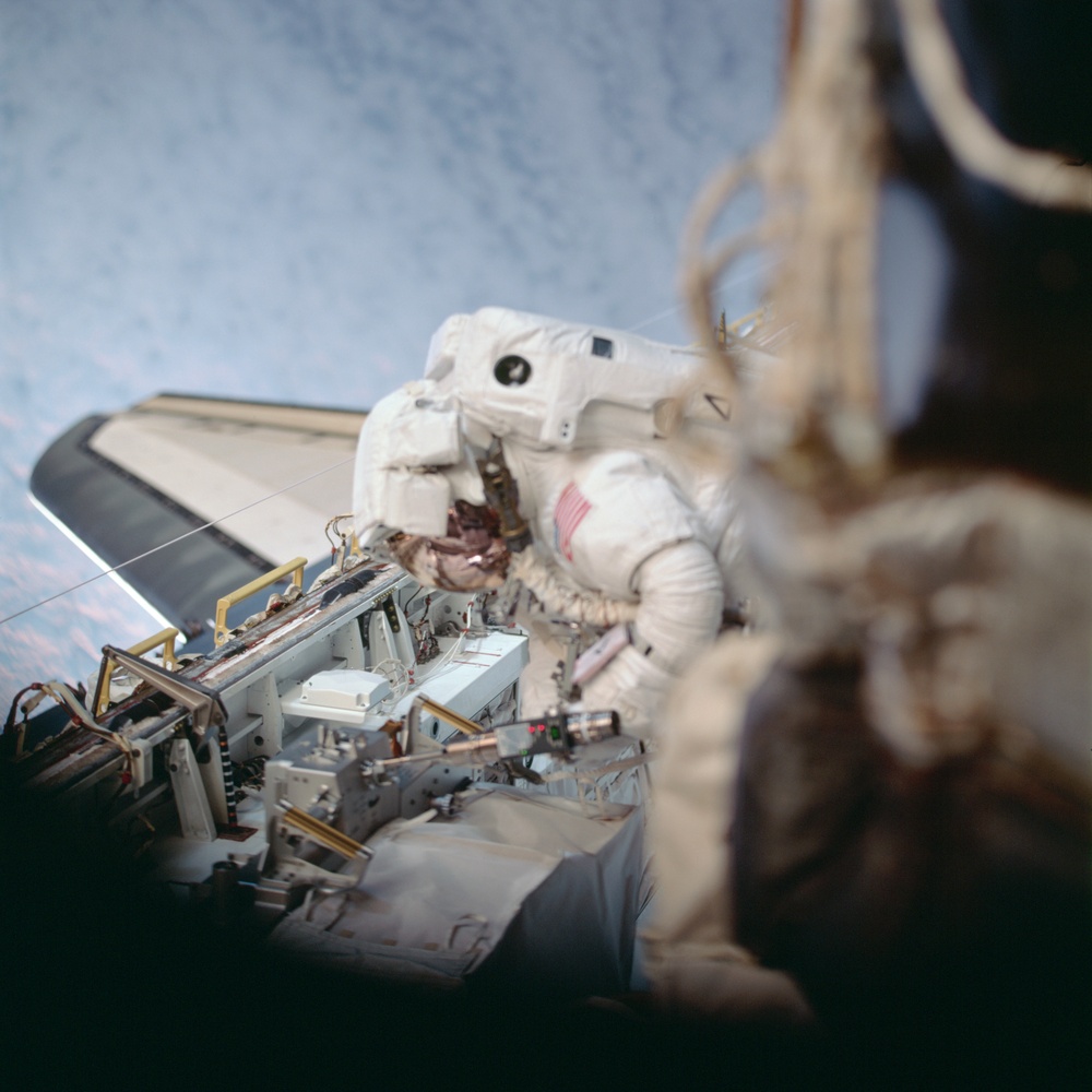 MS Parazynski uses a PGT in Endeavour's payload bay during the second EVA of STS-100
