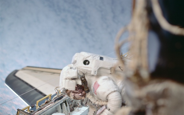 MS Parazynski uses a PGT in Endeavour's payload bay during the second EVA of STS-100