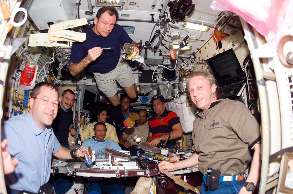 Expedition 14 / STS-116 Crewmembers enjoy meal in the SM during Joint Operations
