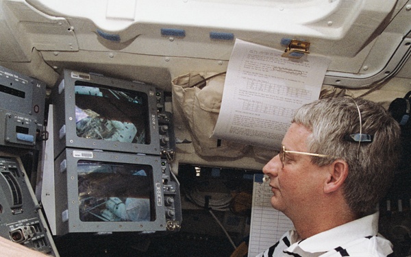 Flight deck activity during EVA