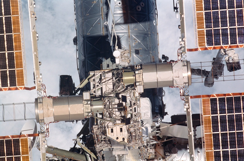 Exterior view of ISS during flyaround by STS-105 showing P6 truss